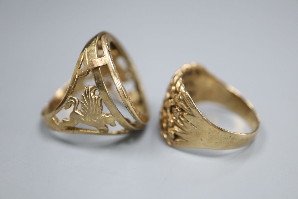 A 9ct gold gentlemans pierced and textured ring and a similar sovereign ring (with vacant mount), 11.9g